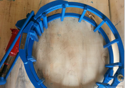 Pipe welding alignment clamp with hydraulic Cage